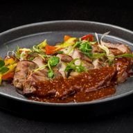 Свиная шея с рататуем из овощей