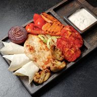 Стейк из куриного филе с овощами гриль