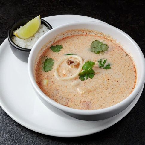 Том Ям с креветками и кальмарами