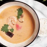 Том Ям с креветками и кальмарами