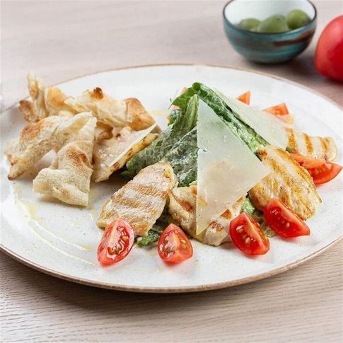 Салат с романо, соусом "Цезарь" и курицей