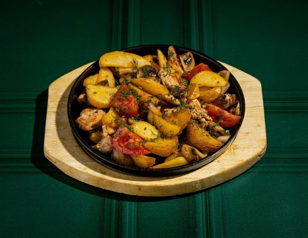 Сковородка с курицей и грибами