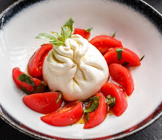 Салат с Бураттой и томатами