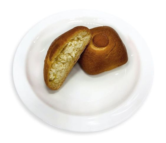 Пирожок с рисом и яйцом