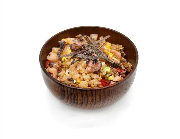 Жареный рис с креветками и яйцом