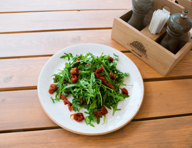 Руккола с вялеными томатами