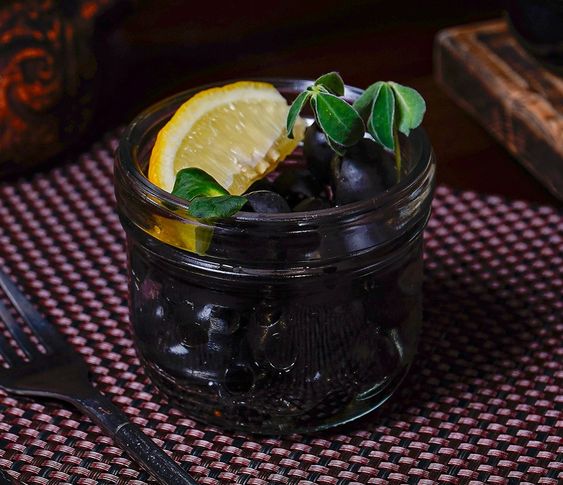 Маслины с лимоном