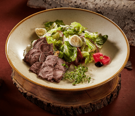 Теплый салат с мясом медведя