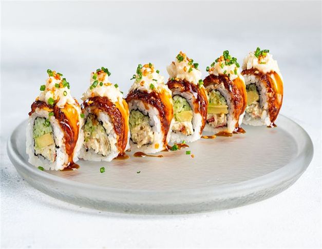 Ролл с Камчатским  крабом, угрем и гребешком