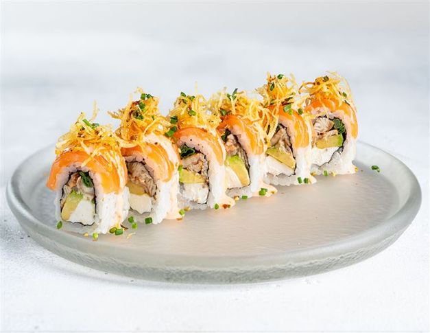 Ролл с лососем, угрем и сырным спайси