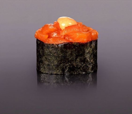 Спайси-гункан с копченым лососем