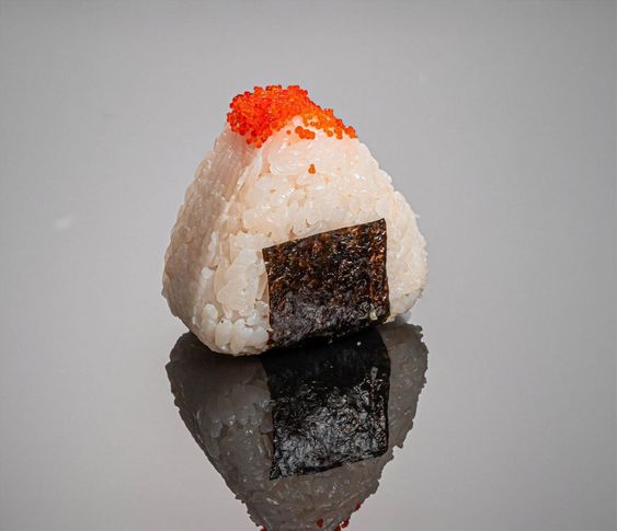 Онигири с лососем