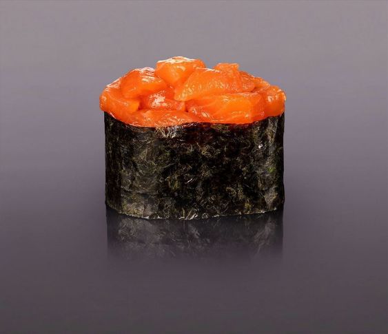 Гункан с копченым лососем