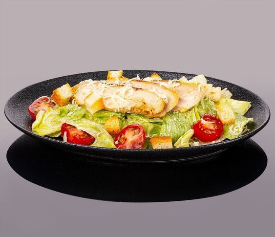 Салат Цезарь с курицей