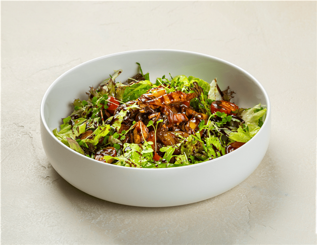 Теплый мясной салат с овощами