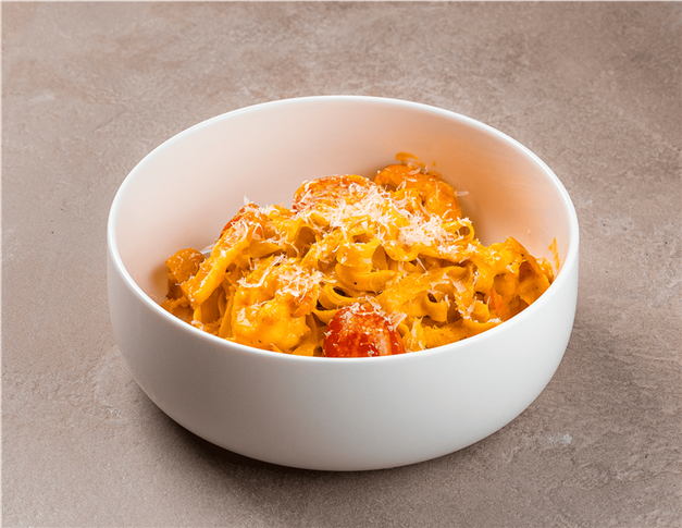 Феттучини в сливочно-томатном соусе с креветками и беконом