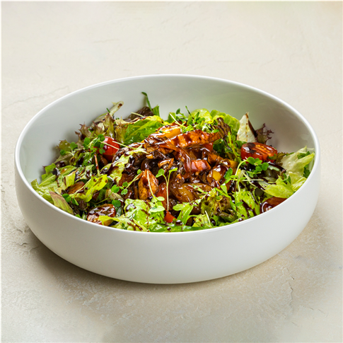 Теплый мясной салат с овощами